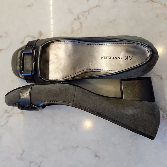 Anne Klein Gray Suede 2 inch block heel, 7.5 - Picture 3 of 5